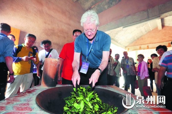 國外專家學者體驗傳統制茶工藝