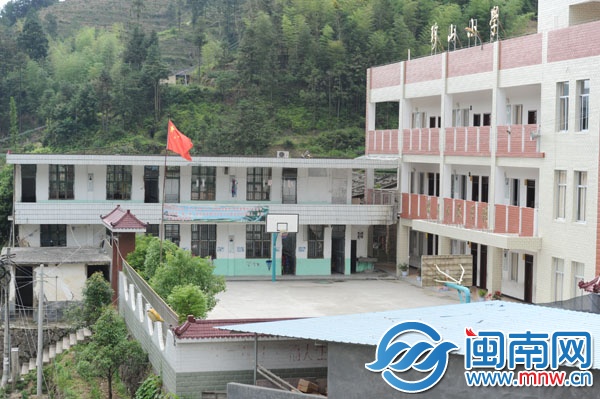 三層的是前年翻建的教學(xué)樓，兩層舊樓則改作學(xué)前班和