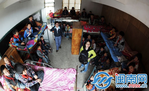 蔡奮山帶記者來(lái)到男生宿舍，滿滿的一間，上鋪基本上