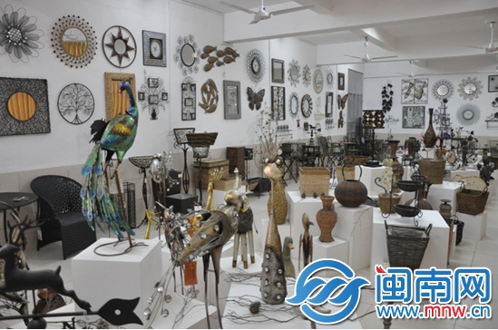 各種材質做成的精致工藝品擺滿整個展示廳