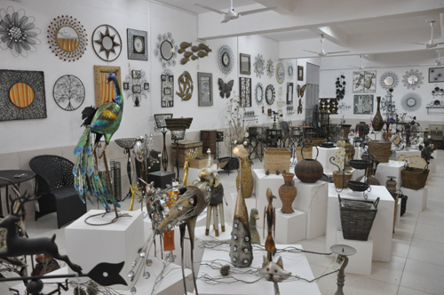 2.3陳清河帶客人參觀勞模創新工作基地展覽室