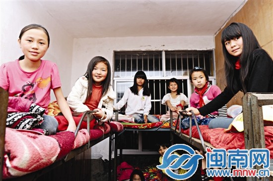 女生宿舍約15平方米，擺放著5張上下鋪的床，擠著20