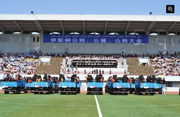 新疆伊犁州公審55名被告 3人殺害一家四口獲死刑