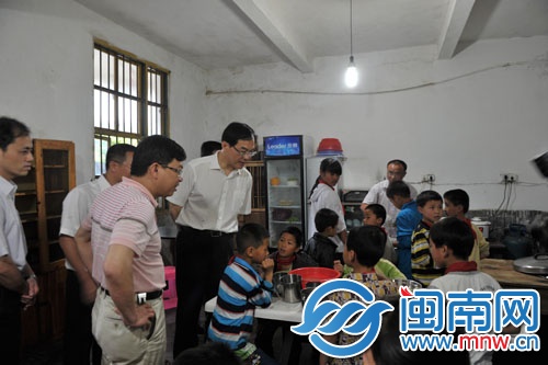 高向榮關心珍山小學的孩子們吃住問題