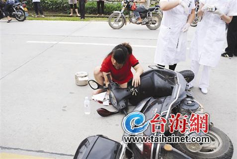 一輛小轎車與一輛摩托車發生碰撞