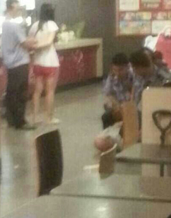 山東招遠(yuǎn)女子麥當(dāng)勞拒絕搭訕要電話號(hào)碼