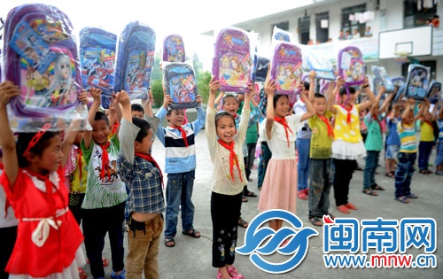 100名孩子昨天領到新書包