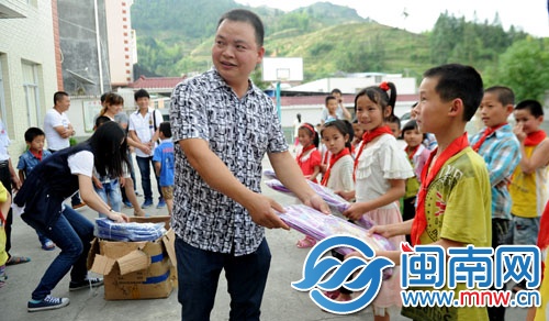 尤轉來給孩子們送空調、書包