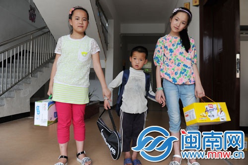 琪琪（右）與同學(xué)看望小燦藝