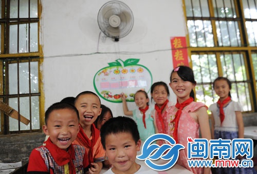 孩子們有了風扇，吃飯不再熱了