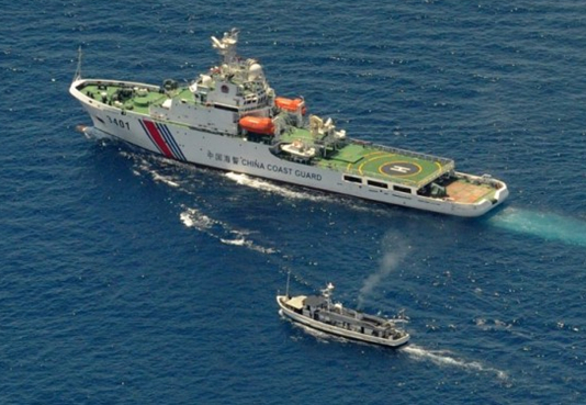 搭載士兵的菲律賓漁船29日突破中國的封鎖線，抵達仁