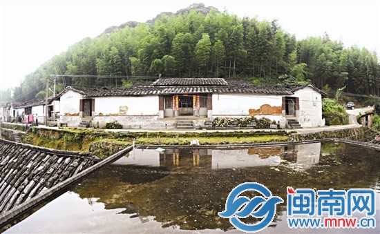 梁披云的故居在青山竹林下，年久失修