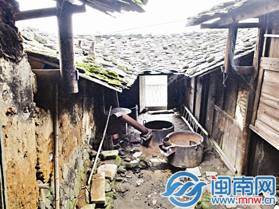 無人看護，室內破敗