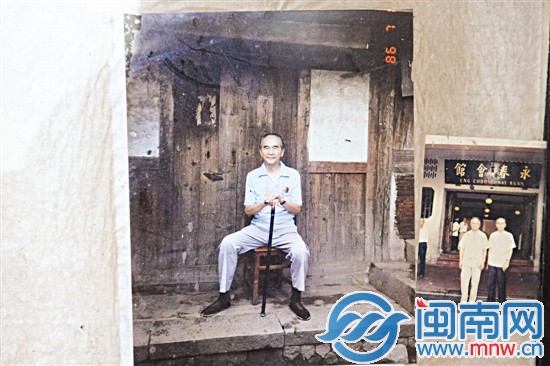 梁披云80歲時回鄉(xiāng),在故居前留影留書