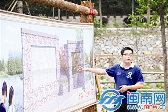 甘煒在介紹旅游規(guī)劃