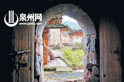 這一石拱門是土樓的邊門,對面是土樓的配套古厝。