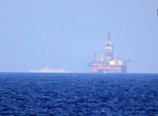 越南拍攝的中國?？樟α孔o衛981鉆井平臺。