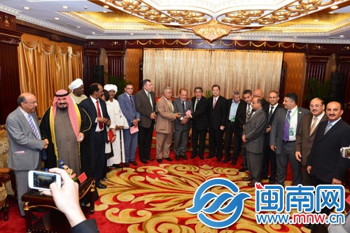 鄭新聰與來賓們拍照合影