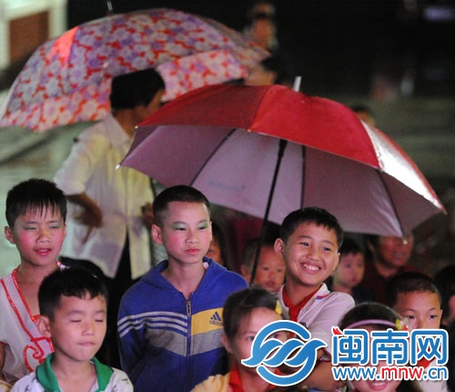 六一晚會上，妝化得很濃的孩子們