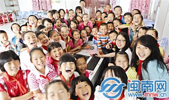 很多孩子們期待,有人能在暑假教他們唱歌跳舞