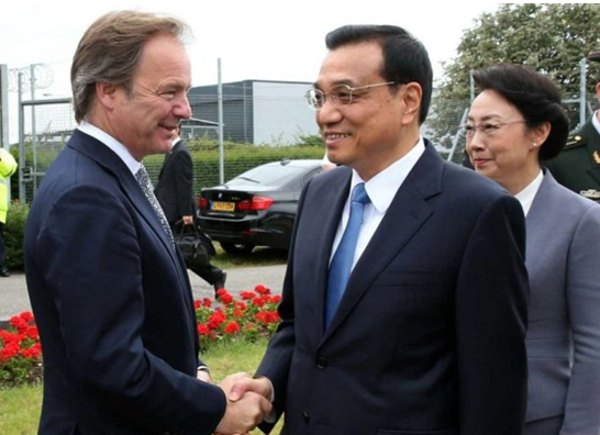 英國政府高級官員到機(jī)場迎接李克強(qiáng)總理和夫人。