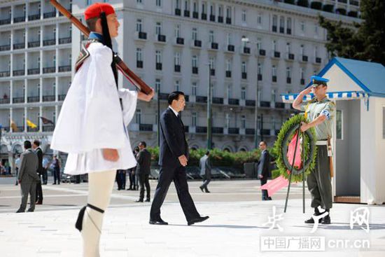 李克強向希臘無名戰士紀念碑獻花圈
