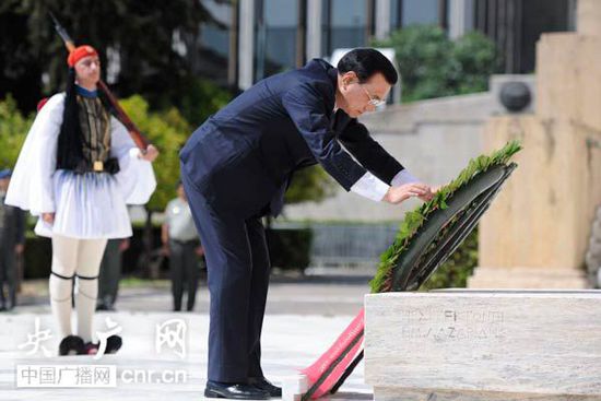 李克強向希臘無名戰士紀念碑獻花圈2