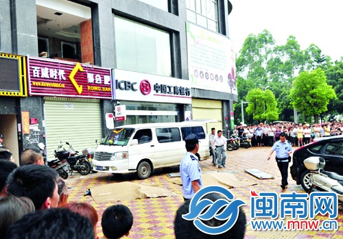 兩人留下婚紗照手拉手25樓墜下