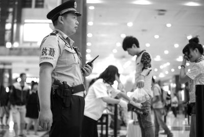 鐵路民警在北京站內(nèi)巡邏，腰間佩帶著警用轉(zhuǎn)輪手槍