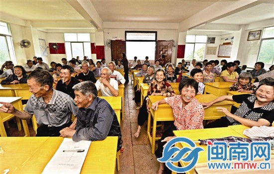 老年學校課堂上，老人們像小學生一樣坐著