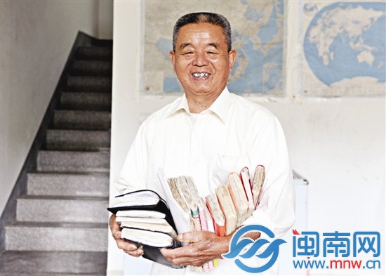 幾年的教學,曾仁山的教學材料已經一大摞