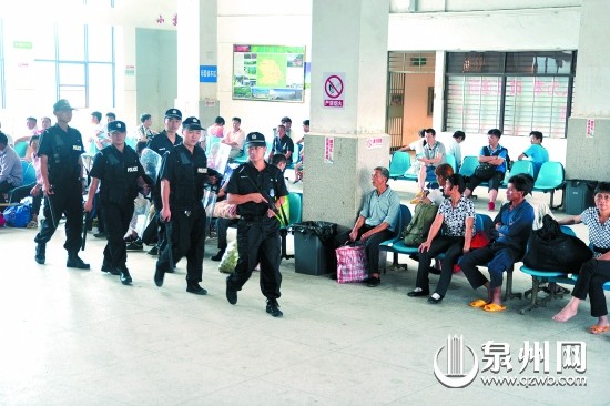 民警在車站加強巡邏