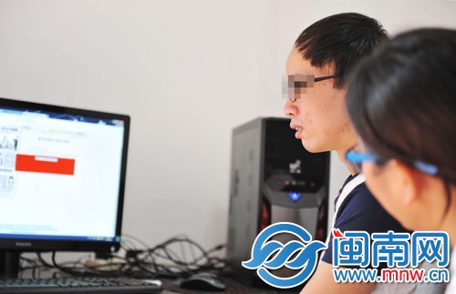 記者一開始接觸小龍，他都是斜著眼用眼角的余光看人