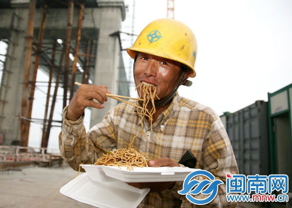 侯師傅正大口吃面，干體力活，飯量不能少