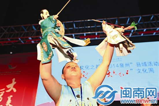 上臺表演，架勢足吧！