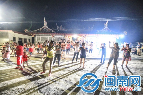 留山村的村民們學跳廣場舞