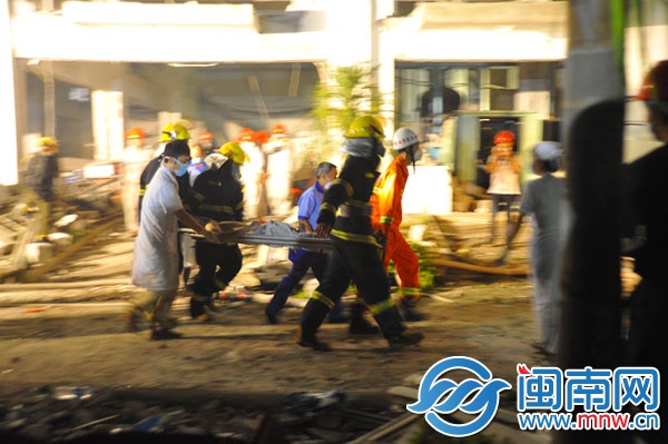 施救隊員救出被困人員