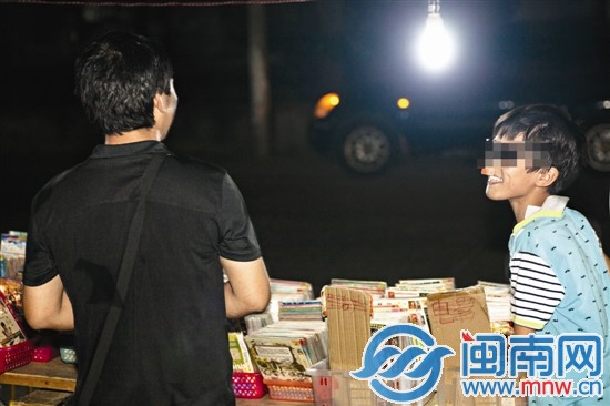 夜里擺攤時(shí),阿興和兒子玩鬧