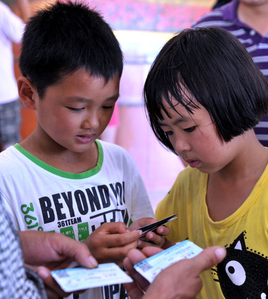 孩子們爭(zhēng)著看自己的動(dòng)車票