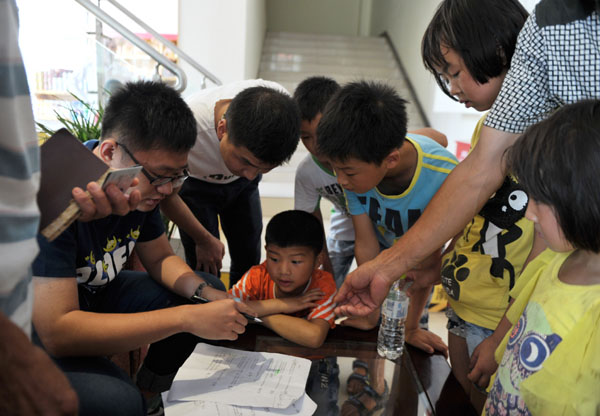 孩子們?cè)缭绲貋?lái)到指定的地點(diǎn)圍著海都記者領(lǐng)車票