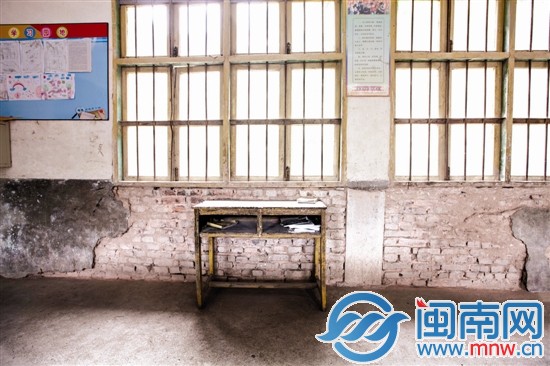 小學(xué)4年級(jí)的班級(jí)里，墻壁露出紅磚，課桌椅老舊還嚴(yán)