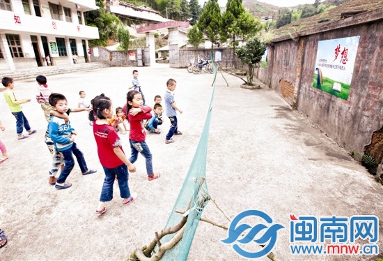 幾名小學生在操場上玩,學校的圍墻歪了一邊,用簡易