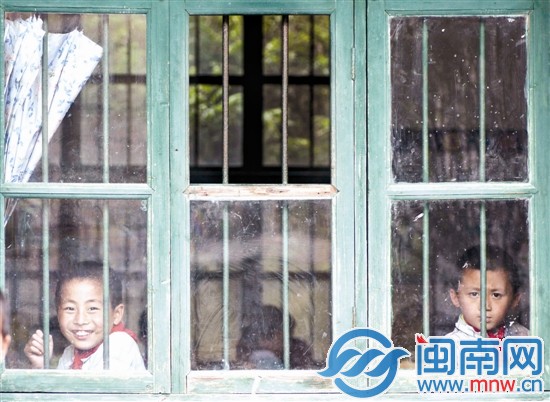 大坂小學經費緊張,一年級的窗戶少了一塊玻璃