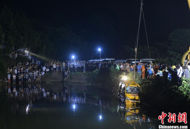 湖南一幼兒園校車翻入水庫2
