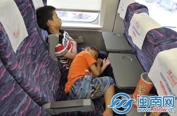 弟弟躺在哥哥的腿上，陶家兄弟倆都睡著了