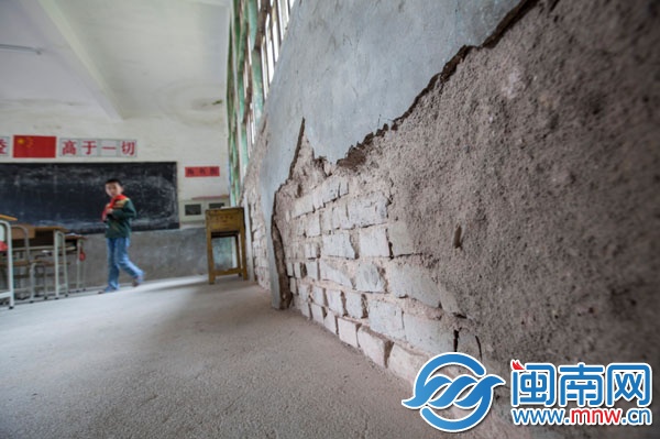 50套愛心課桌椅將于下周送到學校