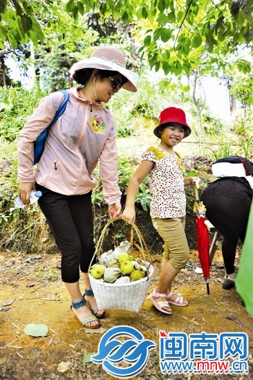 摘了好多梨,好沉啊!