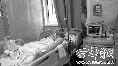 昨日下午,被撞高中生躺在病床上,昏迷不醒