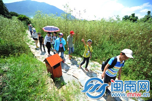 踏青石板上，游走美麗鄉村，小記者流連忘返