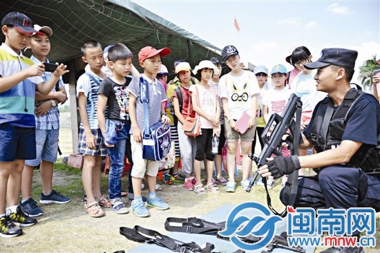 第一次見著真槍,小記者都想上去摸一摸